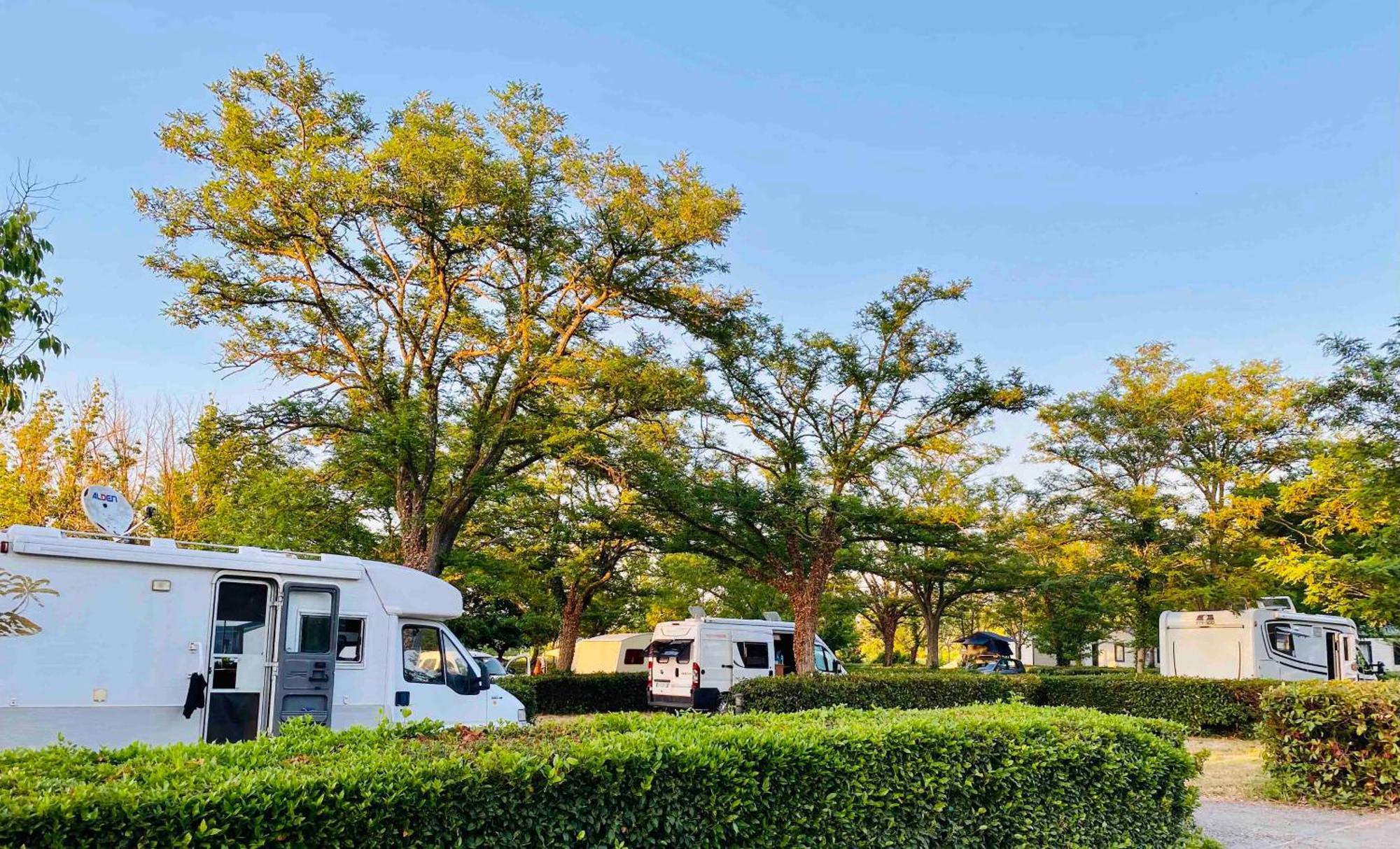 Camping Paradis Family Les Rives De L'Herault Жиняк Екстериор снимка